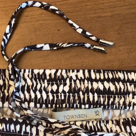 TOWNSEND SILKY, DRAPY, SHORTS DEEP SIDE POCKETS🌸 - Picture 7 of 7